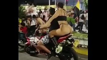 Preview 1 of Mora Lan - Mujer en tanga protestando