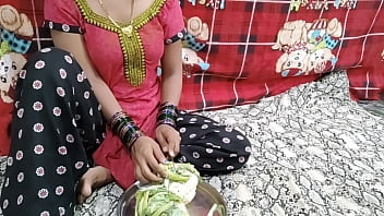Preview 1 of Cum Smile - इंडियन मेड सब्जी काट रही तब उसका साहब आया और उसको जबरदस्त चोदा