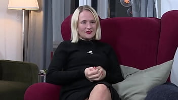 Preview 2 of Phim Sex Singapore - Lena verw&ouml_hnt sich auf dem Fu&szlig_boden