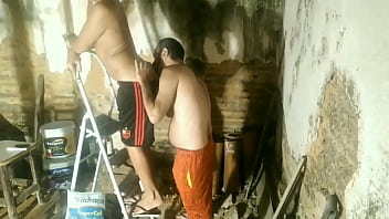 Preview 1 of Bokep Di Pantai Miami - Meu Primeiro Dia Como Servente e o Pedreiro Dotado J&aacute_ Me Comeu no Meio da Obra