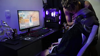 Preview 1 of Asian Sports Bra - Puta otaku la follan mientras juega fortnite