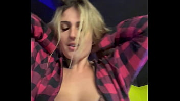 Preview 3 of Famili Strokers - N&atilde_o acredito nisso quase fui expulso da academia pela minha vestes ! Ficaram com muito tes&atilde_o vendo meus peitos durinho pulando!