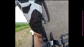Preview 3 of Moms Sikret - Radfahren ohne Hose