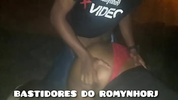 Preview 3 of Rusiah Tube - NEGAO DOTADO COM  AMANTE FUDENDO NA RUA E A IRM&Atilde_ DELA FILMANDO A FODA