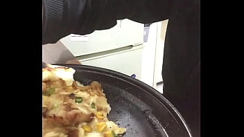 Preview 2 of Mama Va Anak - デブがピザを食べる動画