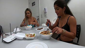Preview 2 of Leylani Seduces - Entre um video e outro a gente para para comer sem parar a putaria - Izabela Pimenta