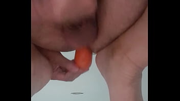 Preview 4 of Femdom Cougar - Con una zanahoria