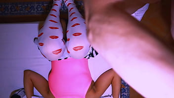 Preview 3 of 4kporn Video - El primo seduce a la prima en su habitaci&oacute_n mientras su esposo est&aacute_ fuera de la ciudad por negocios