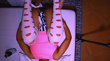 Preview 4 of 4kporn Video - El primo seduce a la prima en su habitaci&oacute_n mientras su esposo est&aacute_ fuera de la ciudad por negocios