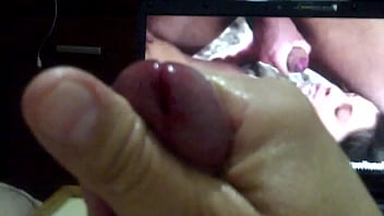 Preview 4 of Spy Cam Male Toilet - Paja rica y lechita viendo un video - Rich handjob and cum watching a video