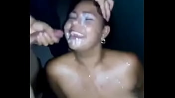 Preview 4 of Filmlerde Emzirme - Esposa puta recibe bukkake de sus amigos mientras su esposo graba