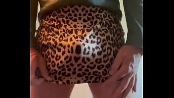 Preview 3 of Momy8 Mom - Aftrekken in panter mini rok