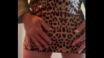 Preview 1 of Momy8 Mom - Aftrekken in panter mini rok