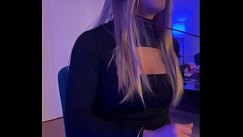 Preview 2 of 3d Queen - Crossdressing Gamer Jerks Off
