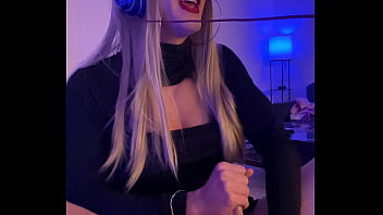 Preview 3 of 3d Queen - Crossdressing Gamer Jerks Off