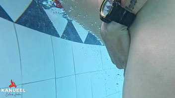 Preview 3 of Minyon Kz Zenci Dinozor - FLACA CALIENTE MONTA VERGA AL AIRE LIBRE DENTRO DE LA PISCINA PUBLICA