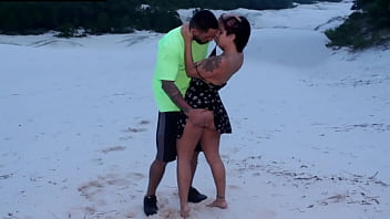 Preview 1 of Aletta Ocean Gorgeous - Luna Lilac em uma cena quentissima com maromba na beira da praia -Djords Avila - Luna Lilac