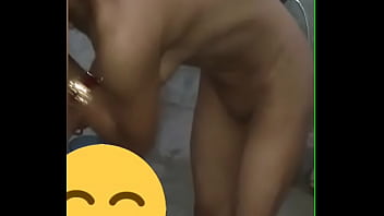 Preview 2 of Hamil Ind - लाडो नंगी स्नान कर रही है।
