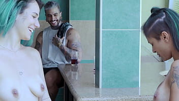 Preview 1 of Xvldeos Zoo - Putinha fudendo com a amiga do reality show - Matheus Castro - Stellar- Matheus Castro - Stellar -  Thalia Senna - COMPLETO NO RED