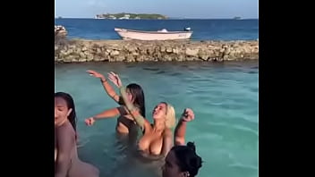 Preview 2 of Neko Lee - Baile en la playa