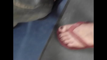 Preview 3 of Cuty Assfuck - Pezinhos da loirinha de havaianas no &ocirc_nibus 1