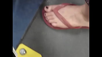 Preview 4 of Cuty Assfuck - Pezinhos da loirinha de havaianas no &ocirc_nibus 1