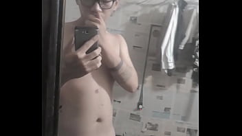Preview 1 of Hot Dadi Porn - Asian Guy Sucking big cock Việt Nam Gay sục cặc trước gương.