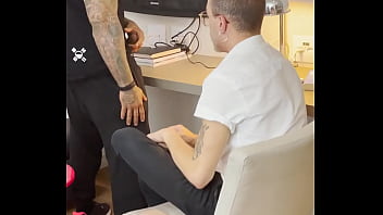 Preview 2 of Doctor Xxx Sex Hindi Fat - TATUADO HETERO FODE O M&Eacute_DICO - BASTIDORES