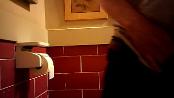 Preview 1 of Ssaxxi - Espiando meadas en lavabo de restaurante