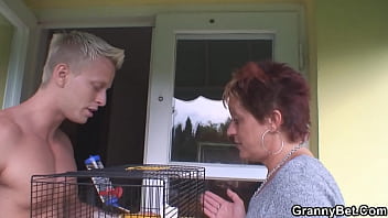 Preview 2 of Tante Lg Sex - Neighbour bangs her shaved old pussy