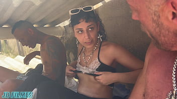 Preview 3 of Orlental Xxx - NOVINHA CARIDOSA OFERECEU AGU&Aacute_ E BUCETINHA PARA DOIS MORADORES DE RUA