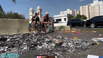 Preview 1 of Orlental Xxx - NOVINHA CARIDOSA OFERECEU AGU&Aacute_ E BUCETINHA PARA DOIS MORADORES DE RUA