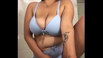 Preview 1 of Desi Missionary Sex - Peituda aproveita do trabalho pra receber enquanto se mastuba no hor&aacute_rio comercial