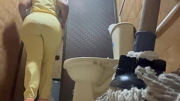 Preview 3 of Muslim Sex Video In Sri Lanka - CAMARA GRABA A ENFERMERA CULONA EN BA&Ntilde_O DE HOSPITAL