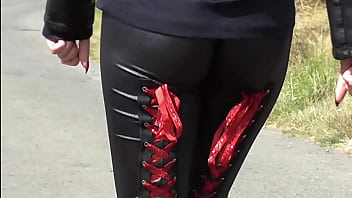 Preview 1 of Bigs Ass Com - leggings