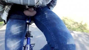 Preview 1 of Chor Xxnx Com - balade a v&eacute_lo la bite a l&#039_air arr&ecirc_t branlette sur le bord du in