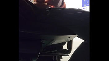 Preview 3 of Girl Bog Xxx Vibeo - Je me branle sous le bureau pendant une r&eacute_union en visio