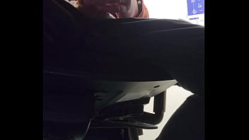 Preview 4 of Girl Bog Xxx Vibeo - Je me branle sous le bureau pendant une r&eacute_union en visio