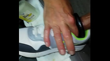 Preview 2 of 1 Girls Two Boy Fucking Videos - Die Sneaker der Freundin gefickt.