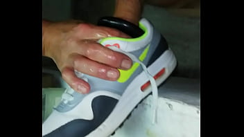 Preview 3 of 1 Girls Two Boy Fucking Videos - Die Sneaker der Freundin gefickt.