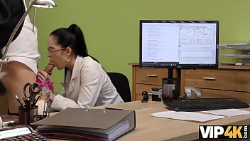 Preview 3 of Big Kuuc - VIP4K. Un &eacute_tranger,  qui travaille dans un bureau de pr&ecirc_t,  satisfait une fille pour le sexe