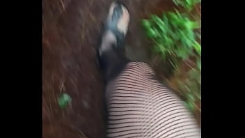 Preview 4 of Sybil Stallone Pronebone - Putita caliente caminando por el bosque con plug en el culo