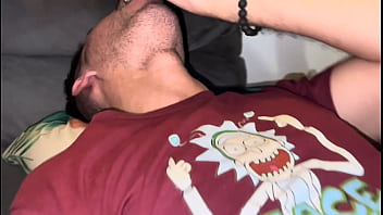Preview 4 of Xxxcom Se - CHAMOU O VIZINHO PARA ASSISTIR FILME E DISSE QUE TINHA ALGO PARA ELE CHUPAR,  ELE ACEITOU E MAMOU A GROSSA