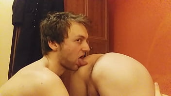 Preview 3 of Avidol Zcom - Blond top eating  bubble ass