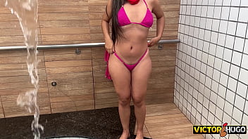 Preview 1 of Xxxgreen - Casada se exibir na piscina antes de entra na madeira