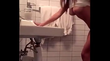 Preview 4 of Old Man Sperma - Me gusta aprovecharme de ella cuando est&aacute_ en el ba&ntilde_o