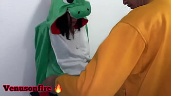 Preview 1 of Alura Jenson Handjob Balls - O fetiche do safado era me chupar vestida de dinossauro