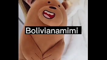 Preview 1 of Poy Tv - Squirt na cara do ursinho no banheiro do aviao ... Vem ver no bolivianamimi.tv