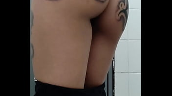 Preview 1 of Nasir Phudi Sex - cuidando da tatto no banheiro do trabalho veja
