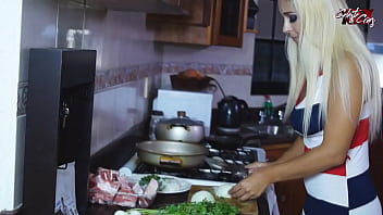 Preview 1 of 4minut Xxx - yo estaba cocinando pero vino mi esposo y me follo por el culo CELEZTECRUZ.COM